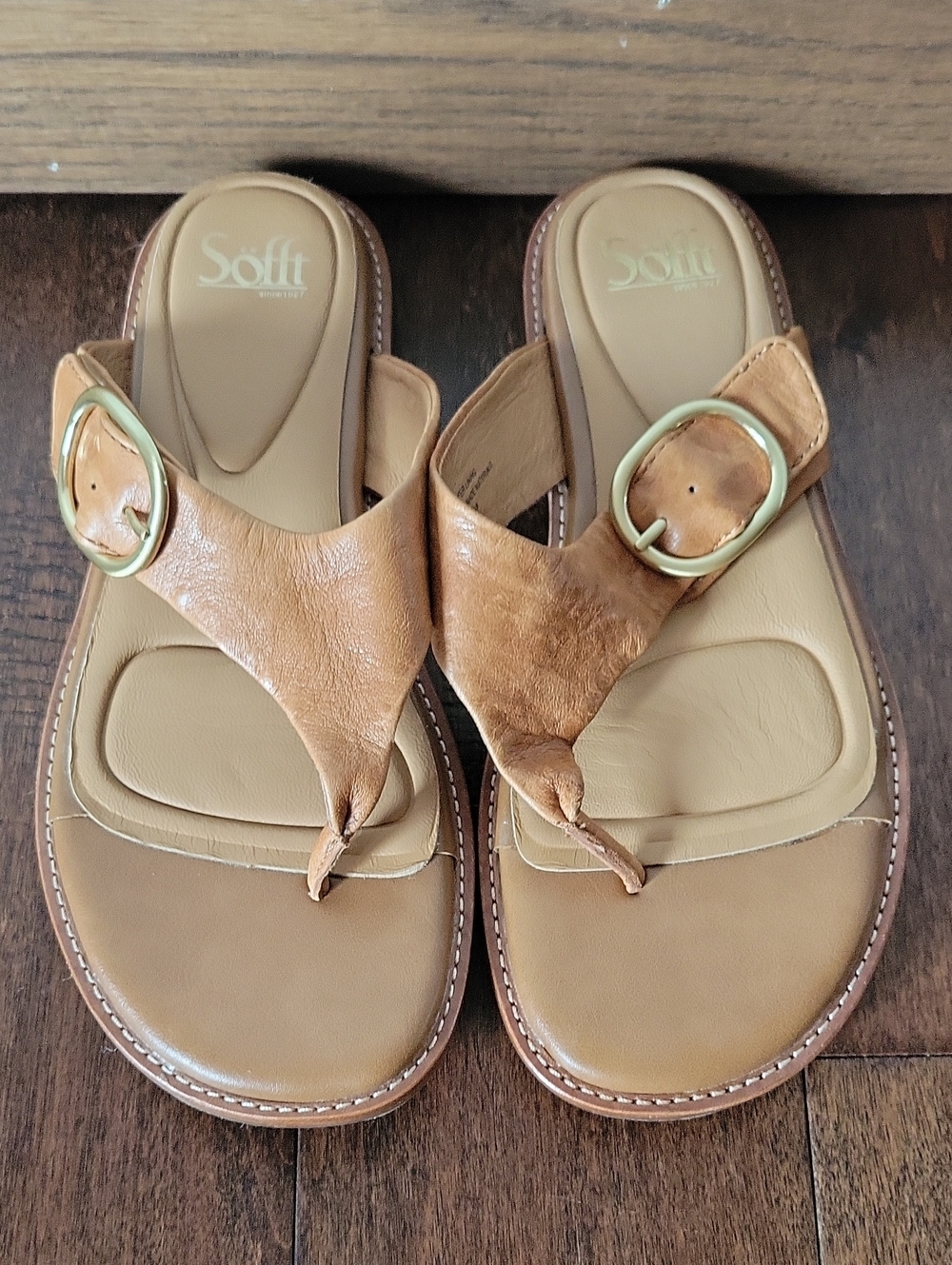 NWOT Sofft Women's Tan Leather Buckle Thong Sandals Size 8.5